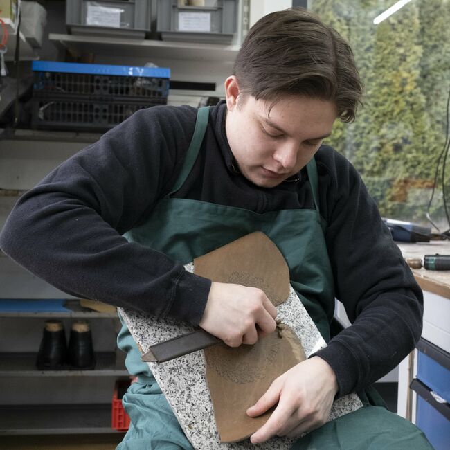 Schärfen einer Hinterkappe aus Leder